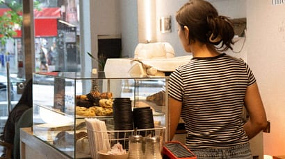 Barra de café de especialidad y atención al cliente en Tinto
